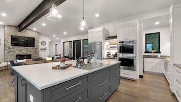 Refrigerador, microondas, horno y parrilla de estufa