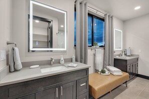 Dusche, Haartrockner, Bidet, Handtücher