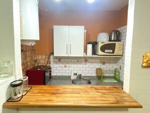 Microondas, horno, placa de cocina