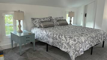 1 habitación, escritorio, tabla de planchar con plancha y cuna de viaje