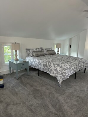 1 室のベッドルーム、デスク、アイロン / アイロン台、旅行用ベビーベッド