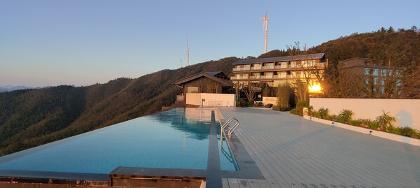 Outdoor pool - In Cloud Resort Hotel (Yongzhou)