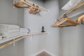 Interior - Nice Lost Plains 2BR w/ Gym, Pool, W/D & A/C, by Blueground (Austin)