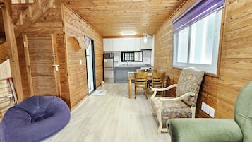 Nhà Duplex | Khu phòng khách | TV màn hình phẳng 32-inch có truyền hình cáp