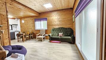 Nhà Duplex | Khu phòng khách | TV màn hình phẳng 32-inch có truyền hình cáp