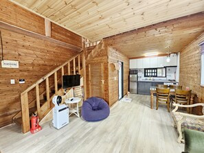 Maisonette | Wohnbereich | 32-Zoll-Flachbildfernseher mit Kabelempfang