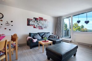 TV, table tennis, stereo - Holiday Apartment 'Ferienwohnung Manuela' with Mountain View, Shared Pool and Wi-Fi (Sankt Englmar)