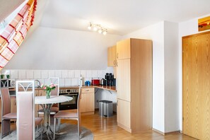 Frigorífico, microondas, horno y placa de cocina