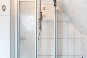 Ducha, secador de pelo y toallas