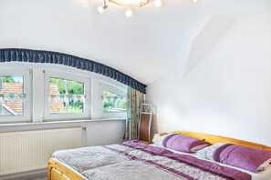 2 bedrooms, iron/ironing board, free WiFi, bed sheets