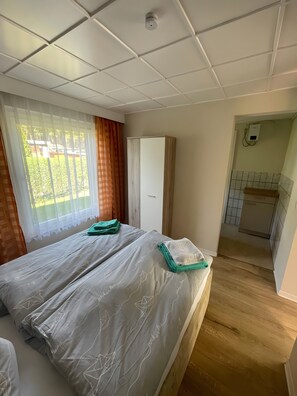 1 habitación, tabla de planchar con plancha, wifi gratis y ropa de cama 