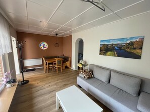 TV - Apartment 'Familie Eggert' with Private Terrace, Private Garden and Wi-Fi (Matzlow-Garwitz)