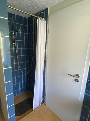 Shower, hair dryer, towels - Apartment 'Familie Eggert' with Private Terrace, Private Garden and Wi-Fi (Matzlow-Garwitz)