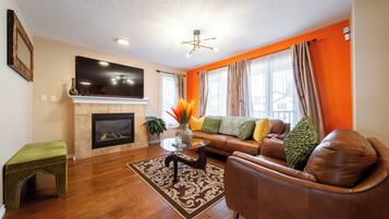 Smart-tv, eldstad och böcker