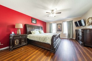 3 bedrooms, desk, iron/ironing board, free WiFi - Celest Homes! Spacious, family home, right  for your next family adventure.  (Edmonton)