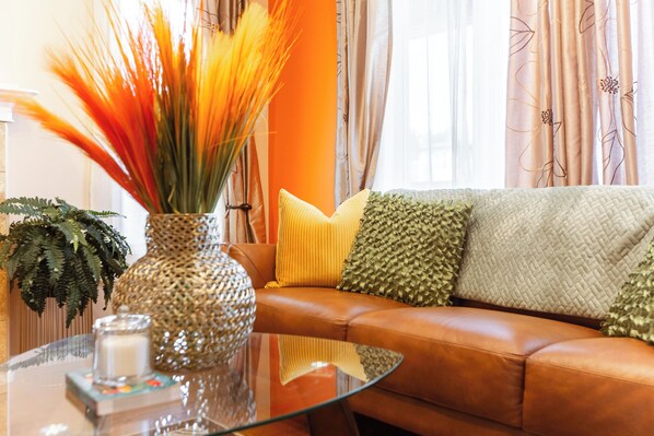 Smart TV, fireplace, books - Celest Homes! Spacious, family home, right for your next family adventure. (Edmonton)