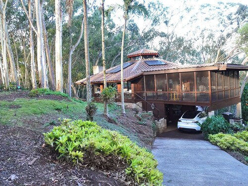 NEWLY LISTED: Secluded Tree House Hideaway 2-bedroom duplex in Honolulu!