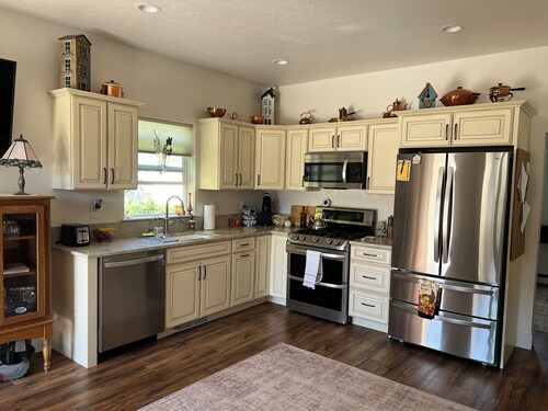 Charming comfortable casita getaway with AC and WiFi in welcoming Nampa.