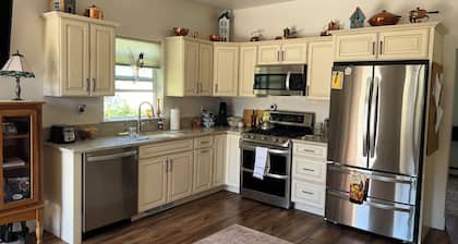 Charming comfortable casita getaway with AC and WiFi in welcoming Nampa.
