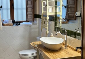 Regadera, secadora de cabello, toallas 