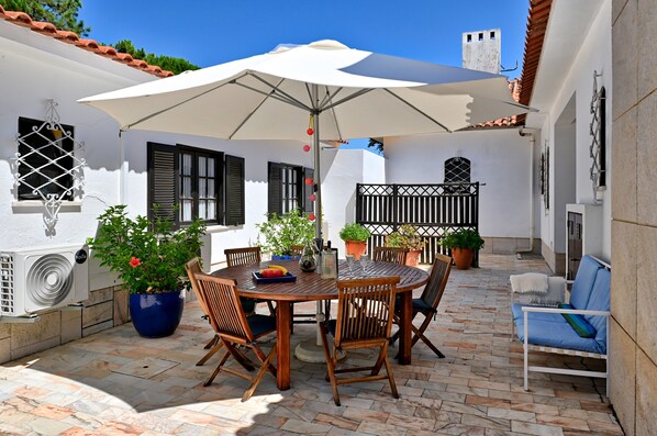 Outdoor dining - Villa 'Cottage Sete Mares' with Mountain View, Wi-Fi and Air Conditioning (Colares)