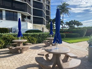 Outdoor dining - Spacious Luxury 2-bd 2-ba Ocean Front Condo, in tranquil Hutchinson Island (Jensen Beach)