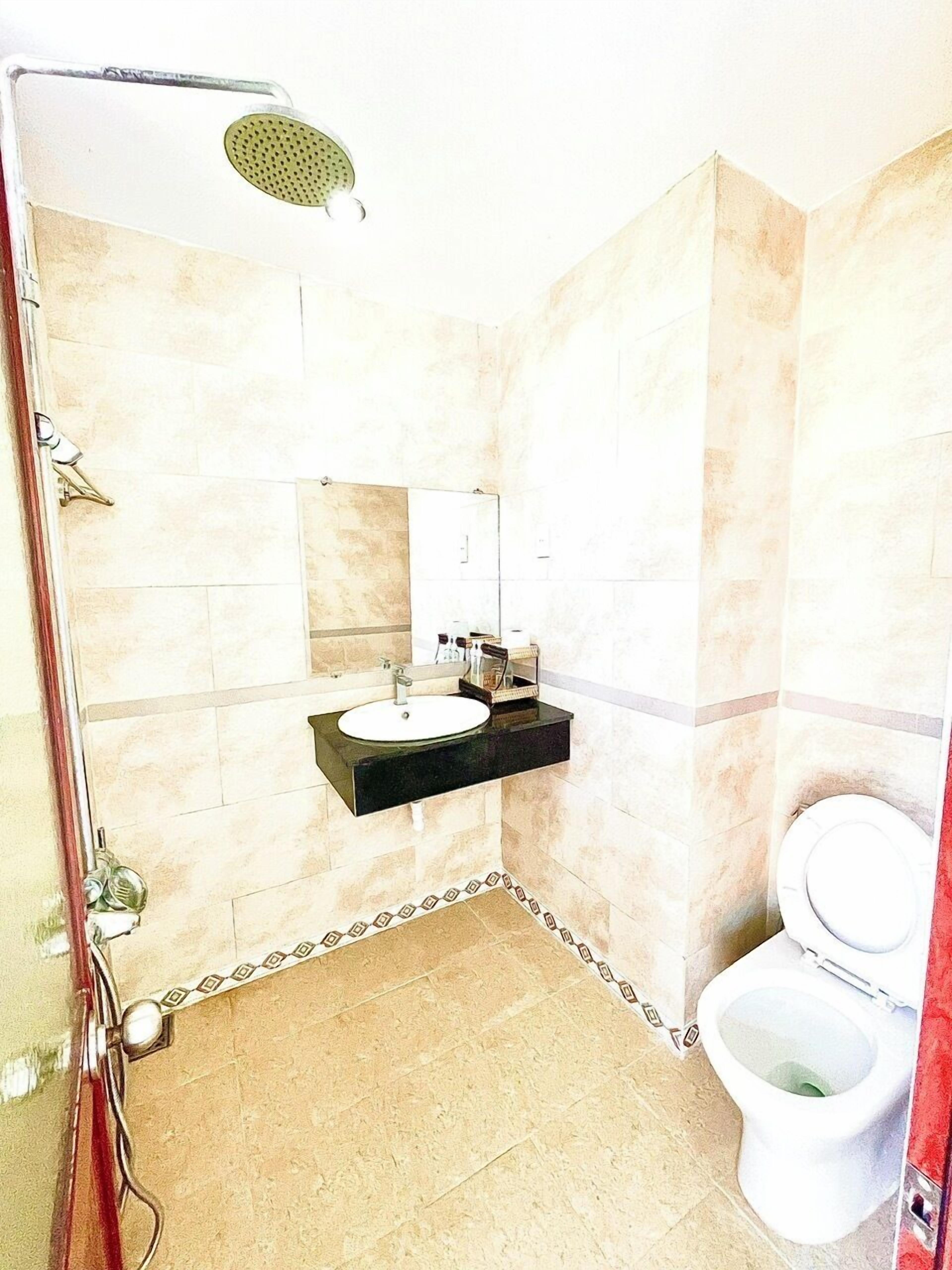 Ducha, secador de pelo, zapatillas y jabón