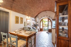 Dining - Apartment 'Appartamento Il Mulino' with Private Garden and Wi-Fi (Siena)