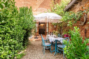 Outdoor dining - Apartment 'Appartamento Il Mulino' with Private Garden and Wi-Fi (Siena)