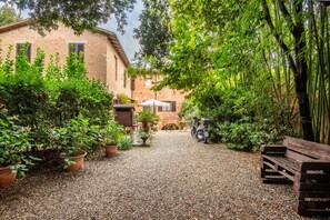 Property grounds - Apartment 'Appartamento Il Mulino' with Private Garden and Wi-Fi (Siena)