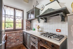 Fridge, oven, stovetop, coffee/tea maker