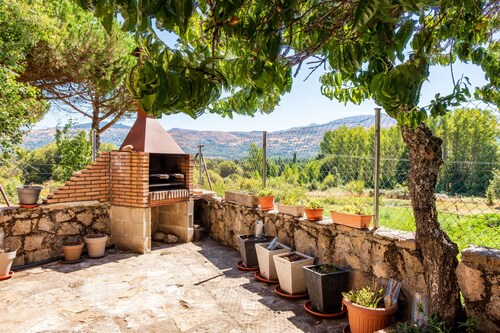 Country House 'La Covacha' with Mountain View, Private Garden and Wi-Fi