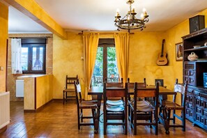 Dining - Country House 'La Covacha' with Mountain View, Private Garden and Wi-Fi (Solana De Avila)