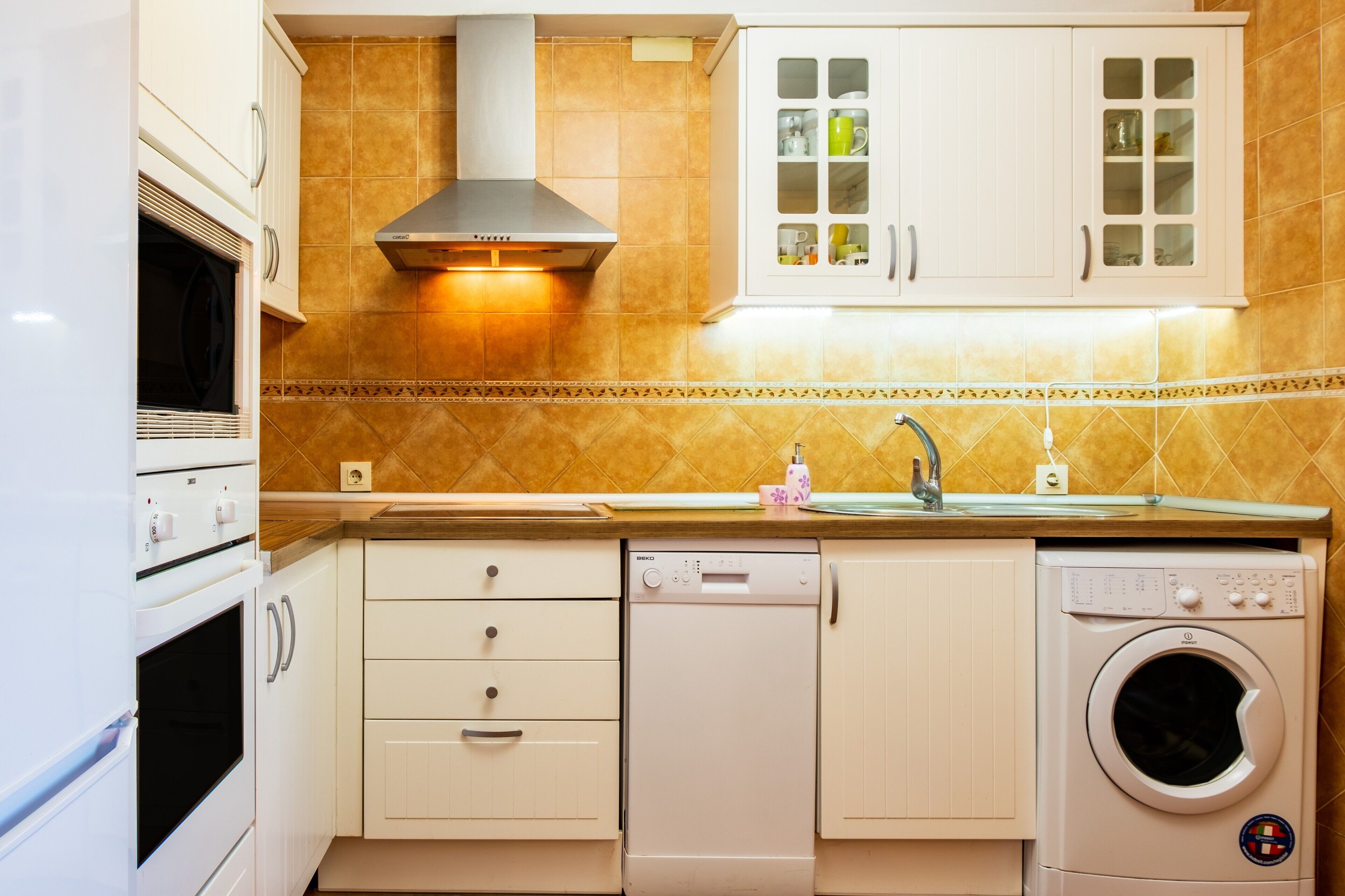 Réfrigérateur, micro-ondes, plaque de cuisson, lave-vaisselle