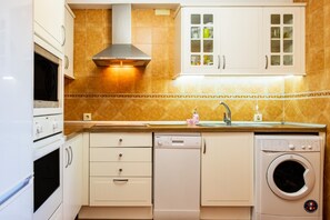 Jääkaappi, mikroaaltouuni, liesi, astianpesukone