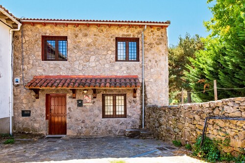 Country House 'La Covacha' with Mountain View, Private Garden and Wi-Fi