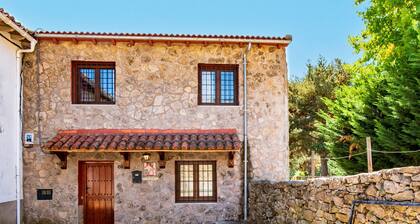 Country House 'La Covacha' with Mountain View, Private Garden and Wi-Fi