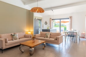Una sala de estar moderna con un sofá, una mesa de centro y un comedor.