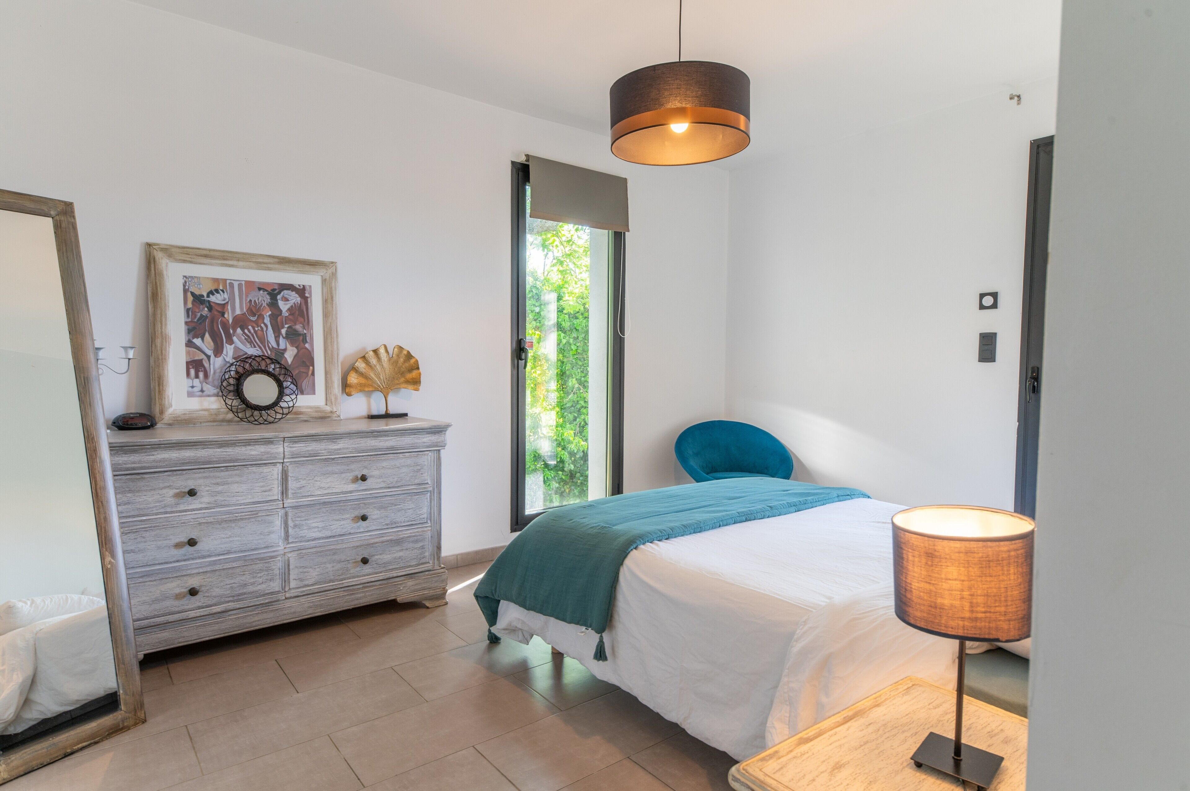4 slaapkamers, een strijkplank/strijkijzer, gratis wifi, beddengoed