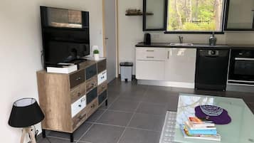 Een koelkast, een magnetron, een oven, een kookplaat