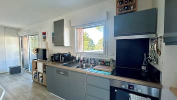 Kylskåp, mikrovågsugn, ugn och spishäll