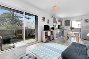 Um apartamento moderno com varanda, cozinha, sala de jantar e sala de estar.
