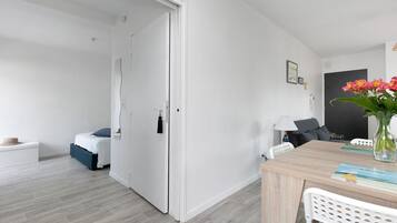 1 habitación, tabla de planchar con plancha, wifi gratis y ropa de cama