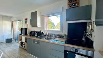 Kylskåp, mikrovågsugn, ugn och spishäll