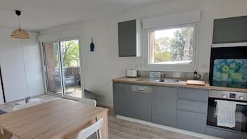 Kylskåp, mikrovågsugn, ugn och spishäll