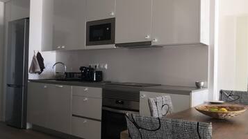 Een koelkast, een magnetron, een oven, een kookplaat