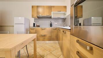 Frigorifero, forno, piano cottura, lavastoviglie