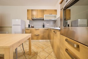 Køleskab, ovn, kogeplade, opvaskemaskine