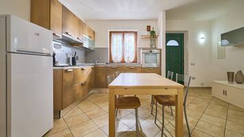 Frigorifero, forno, piano cottura, lavastoviglie