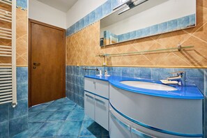 Douche, sèche-cheveux, serviettes fournies